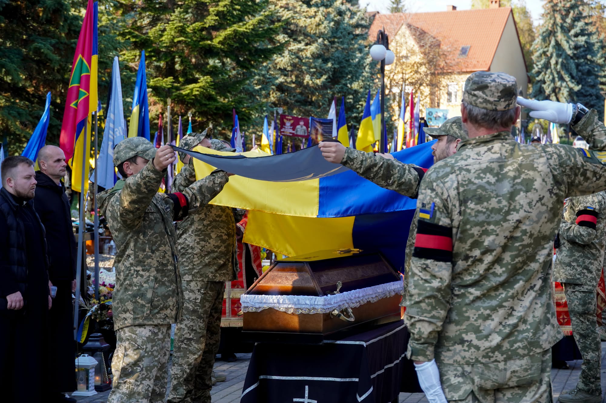 Ужгород прощається із 40-річним військовим Валентином Балогою
