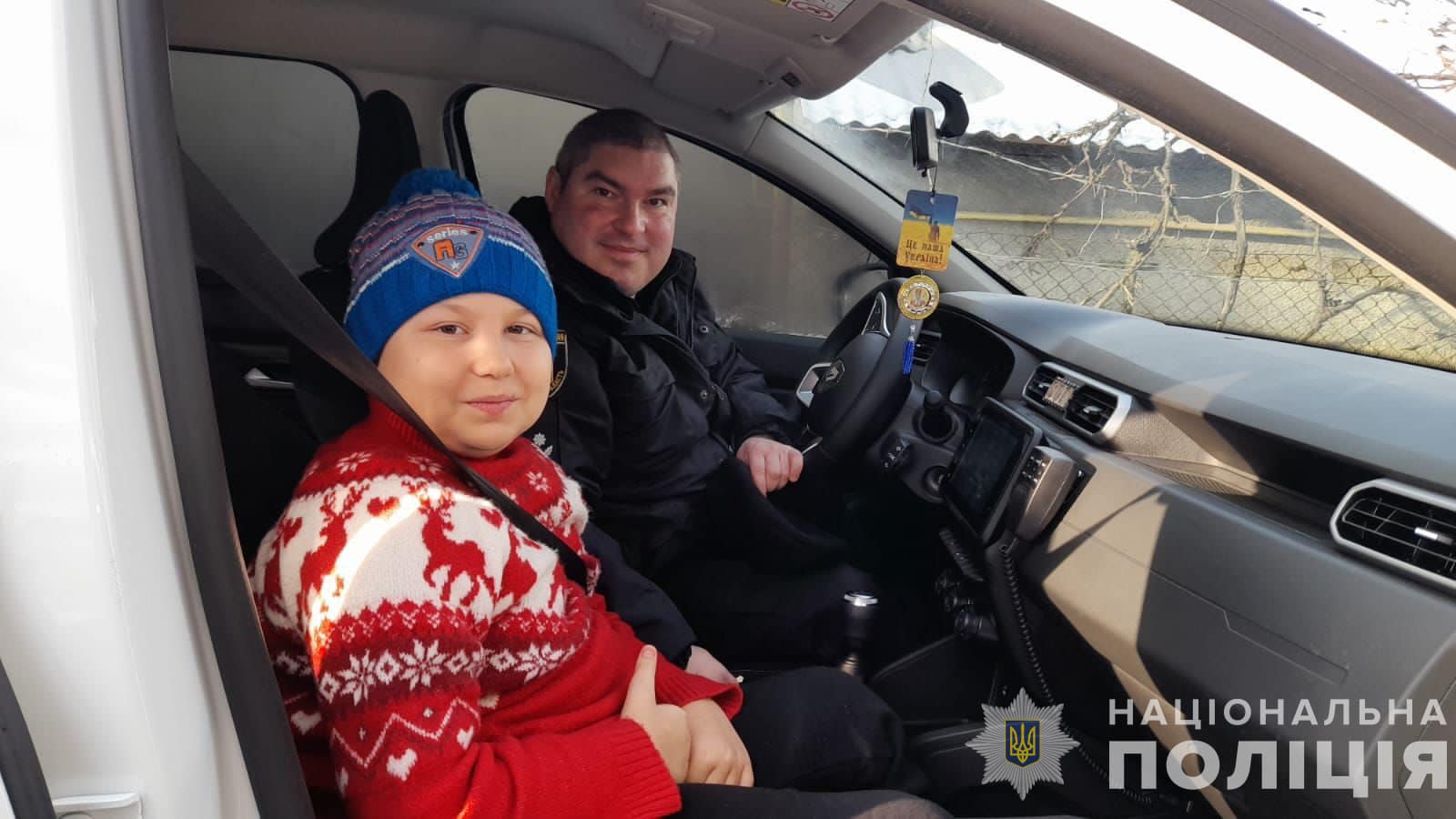 Хлопчик в поліцейському авто