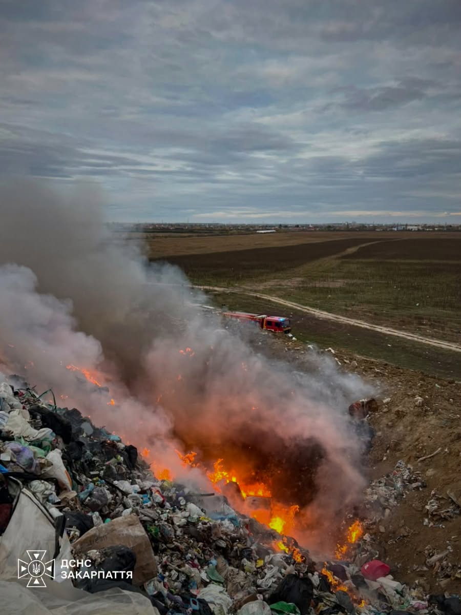 Біля Ужгорода знову загорівся сміттєвий полігон 30 жовтня