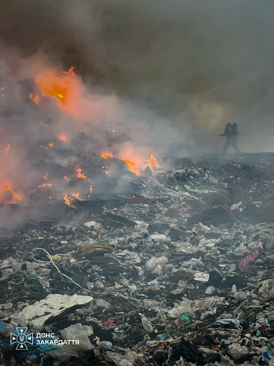 Біля Ужгорода знову загорівся сміттєвий полігон 30 жовтня