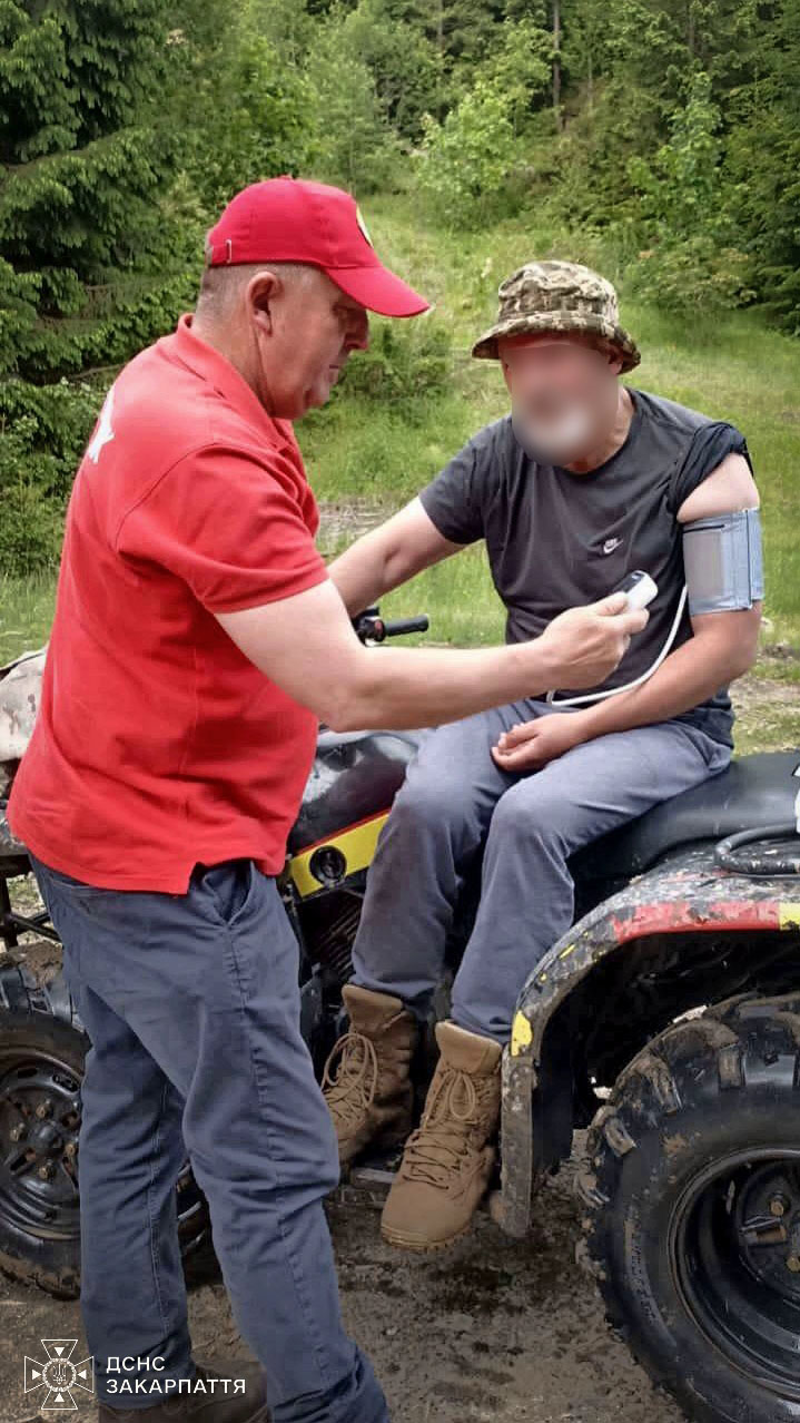 Чоловіку надають першу допомогу