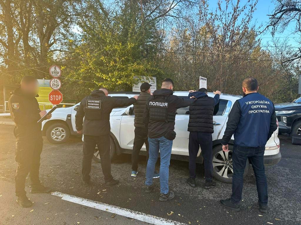 Підозрюваного помістили ізолятора тимчасового тримання, а зі спільником проводять слідчі дії 