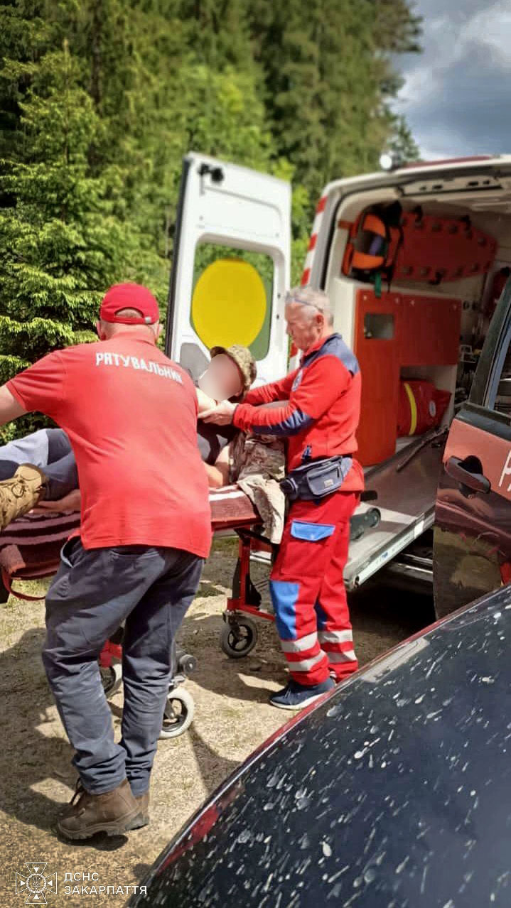 Рятувальники транспортували хворого вниз із гори 