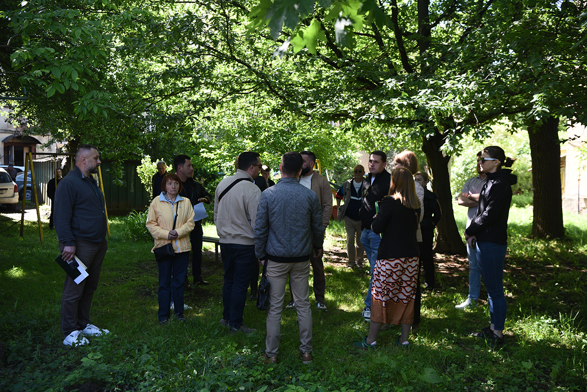 Гойди, 24, Двір