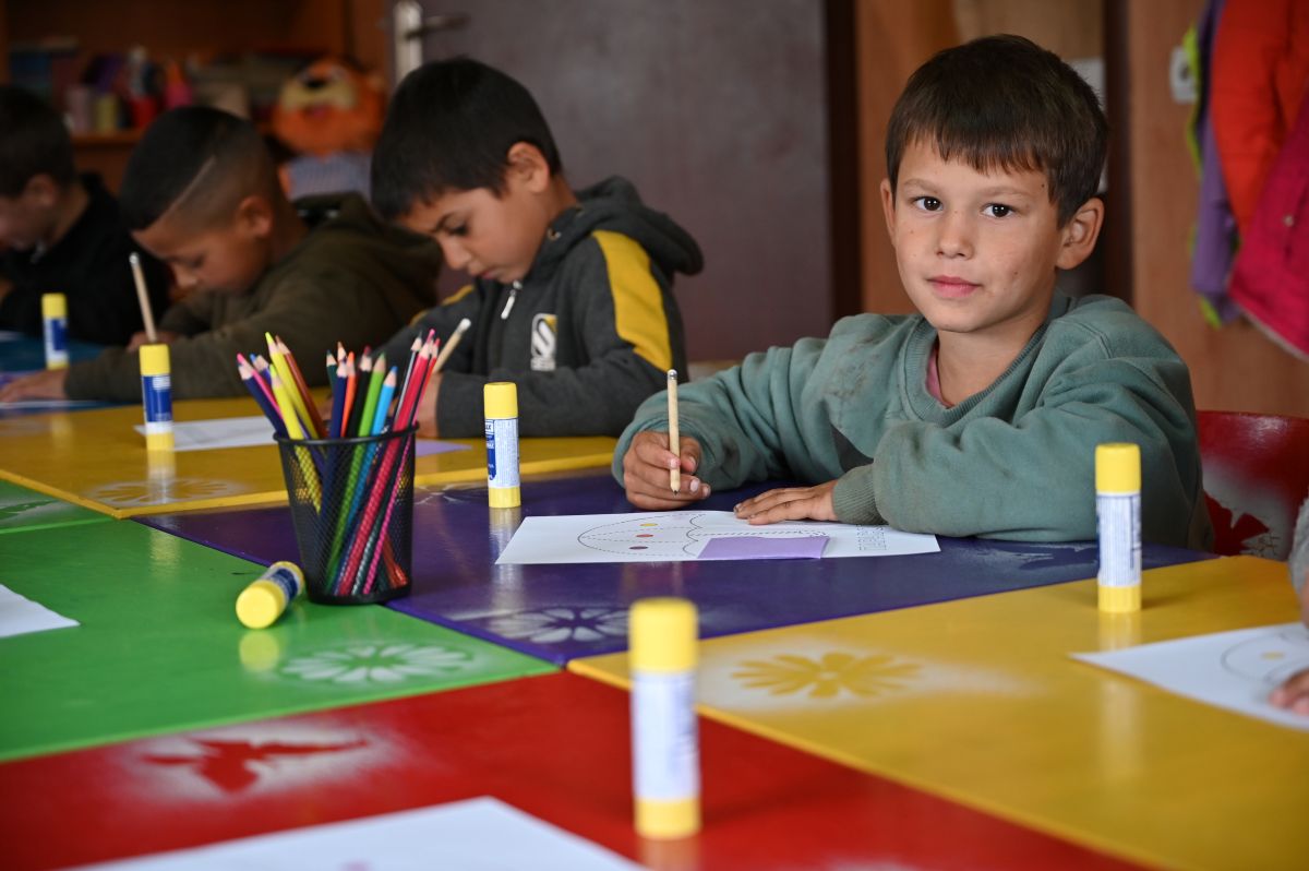 Хлопчик розмальовує парасольку