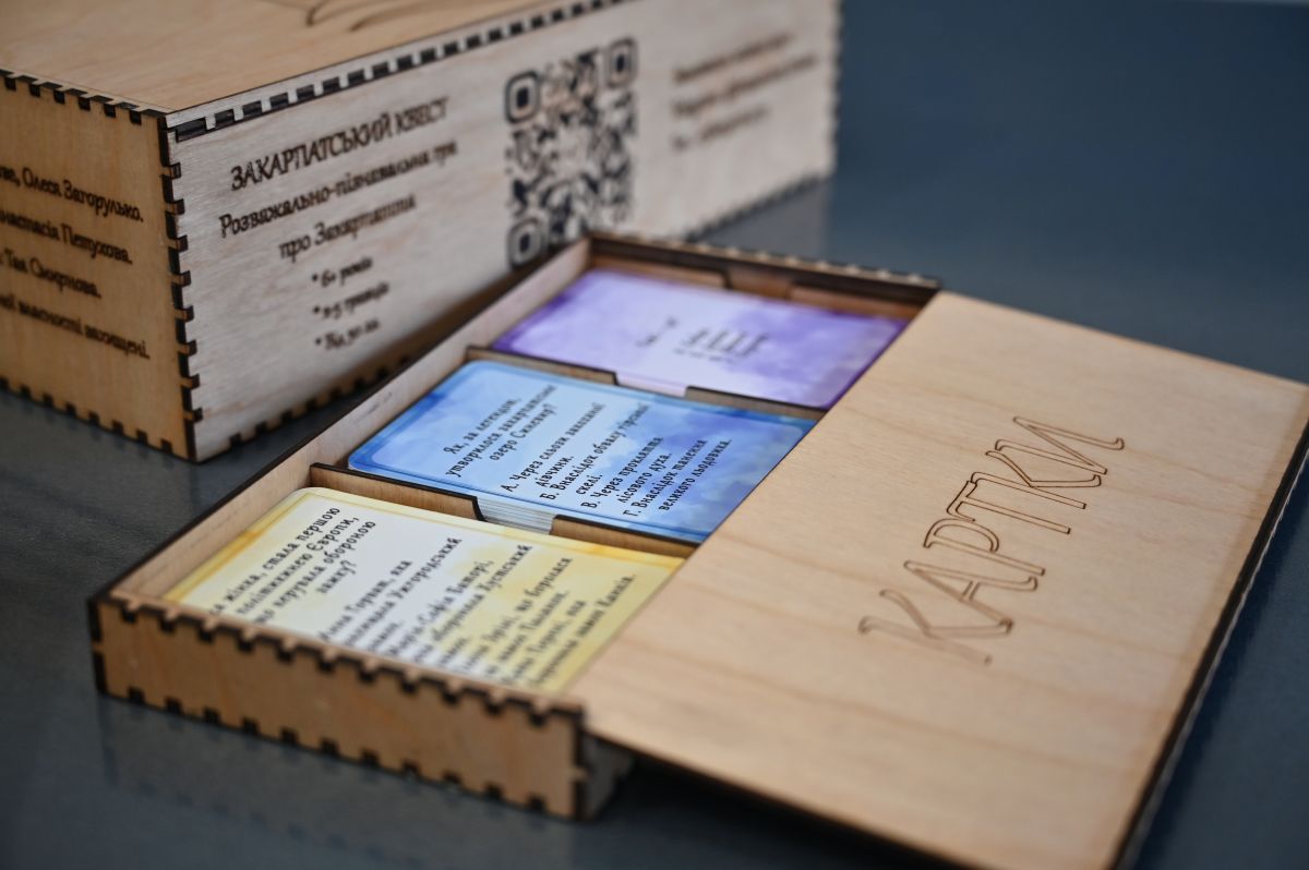 Гра починається зі складання пазла