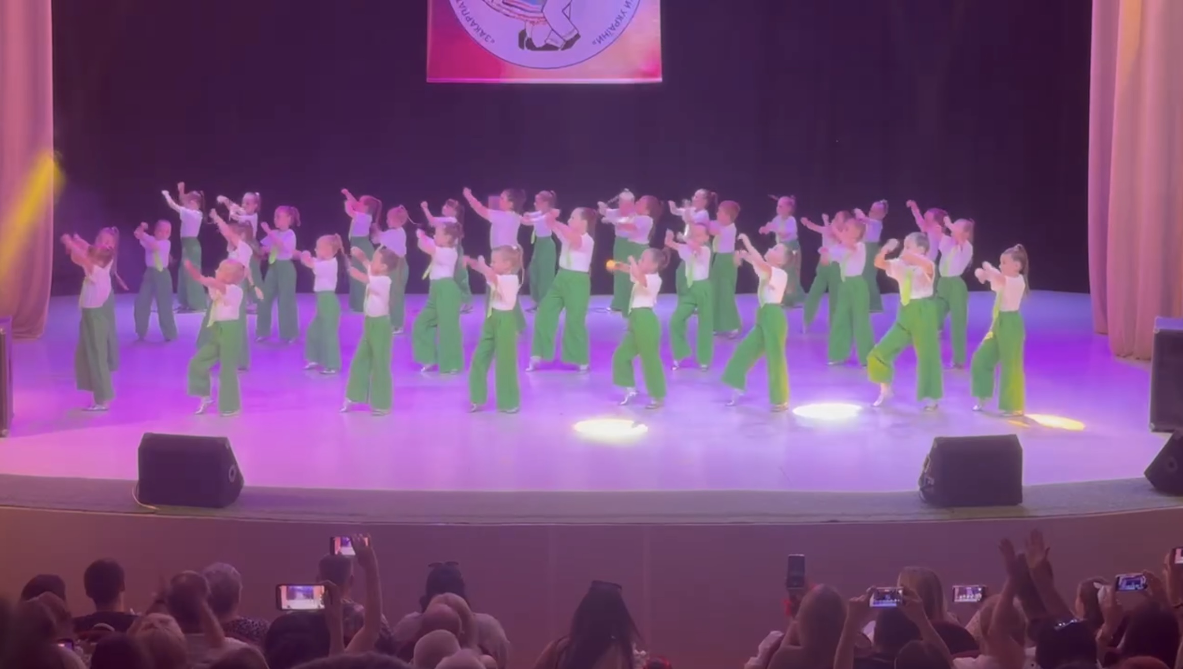 У Закарпатському обласному центрі дитячої та юнацької творчості «ПАДІЮН» 14 червня відбувся звітній концерт хореографічних колективів Закарпаття «Танцювальна мозаїка». Захід організував Закарпатський обласний осередок Національної хореографічної спілки України, зібравши на одній сцені талановиті дитячі та молодіжні колективи з різних куточків області.
