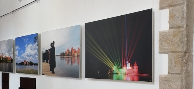 Фотовиставка про литовський острівний замок