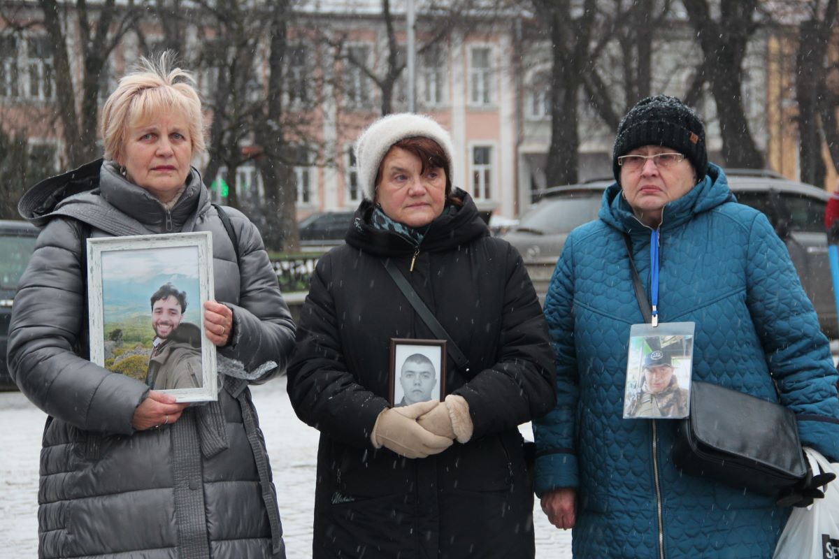 Мами загиблих військових із їх портретами