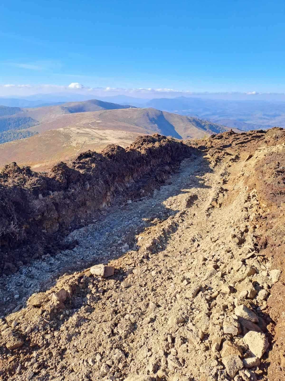 Боржава, нова дорога на гірському хребті під вітряки
