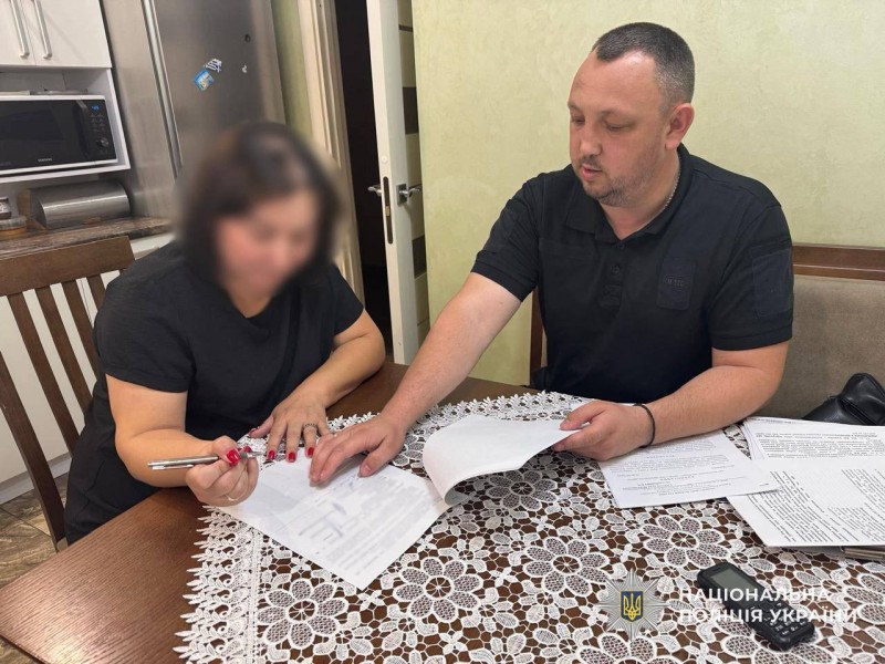 Підозрювана з правоохоронцями