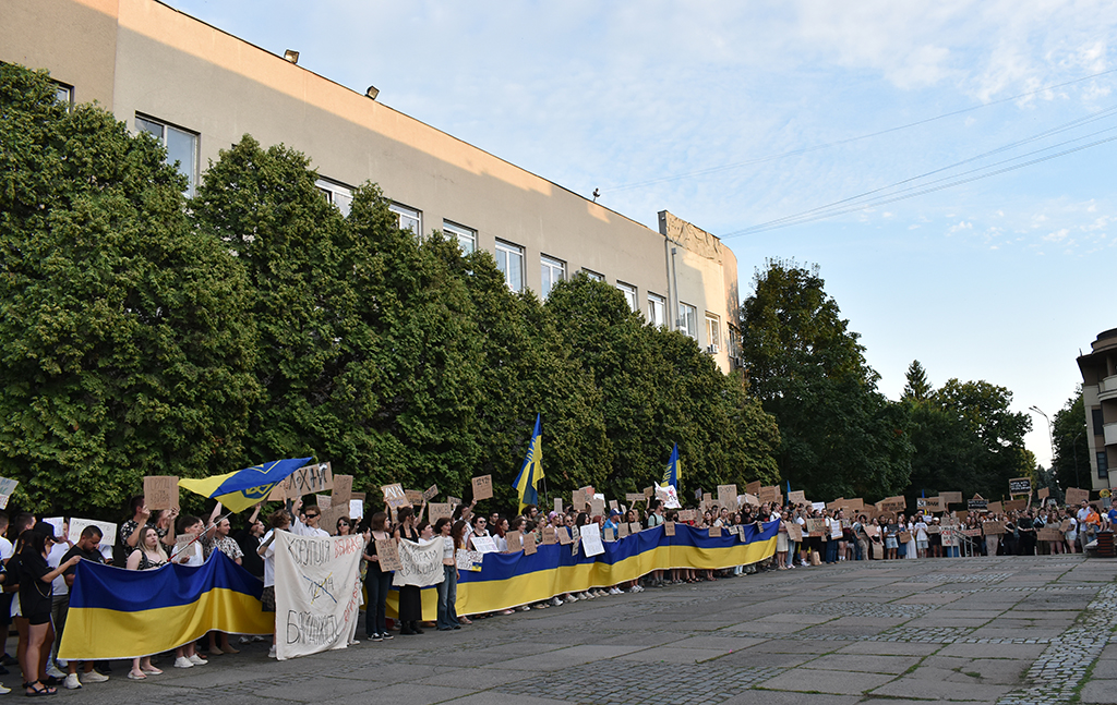 Ужгородці на мирному мітингу проти закону №12414