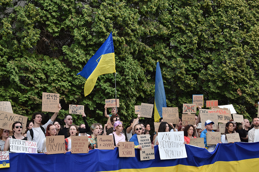Ужгородці на мирному мітингу проти закону №12414