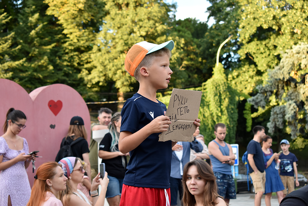 Ужгородці на мирному мітингу проти закону №12414