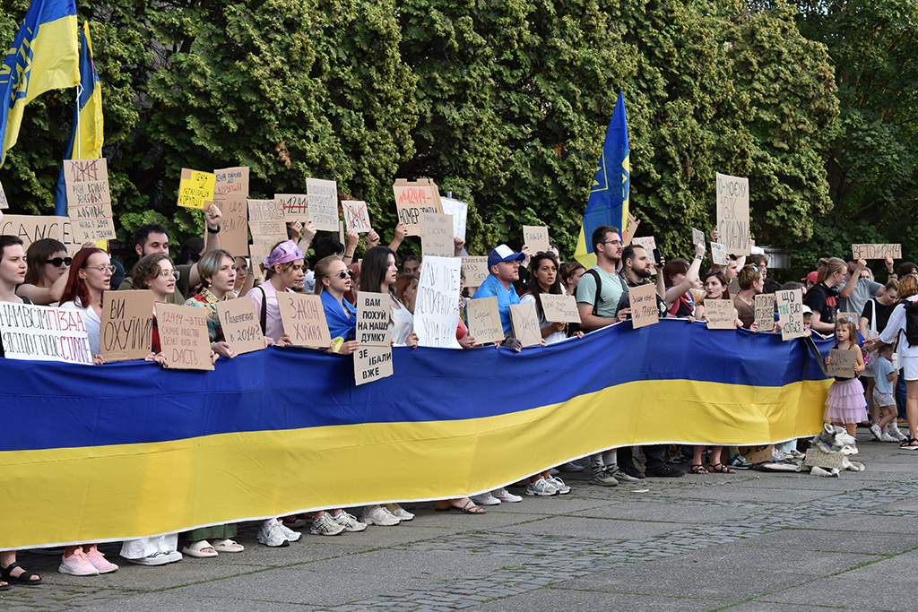 Ужгородці на мирному мітингу проти закону №12414