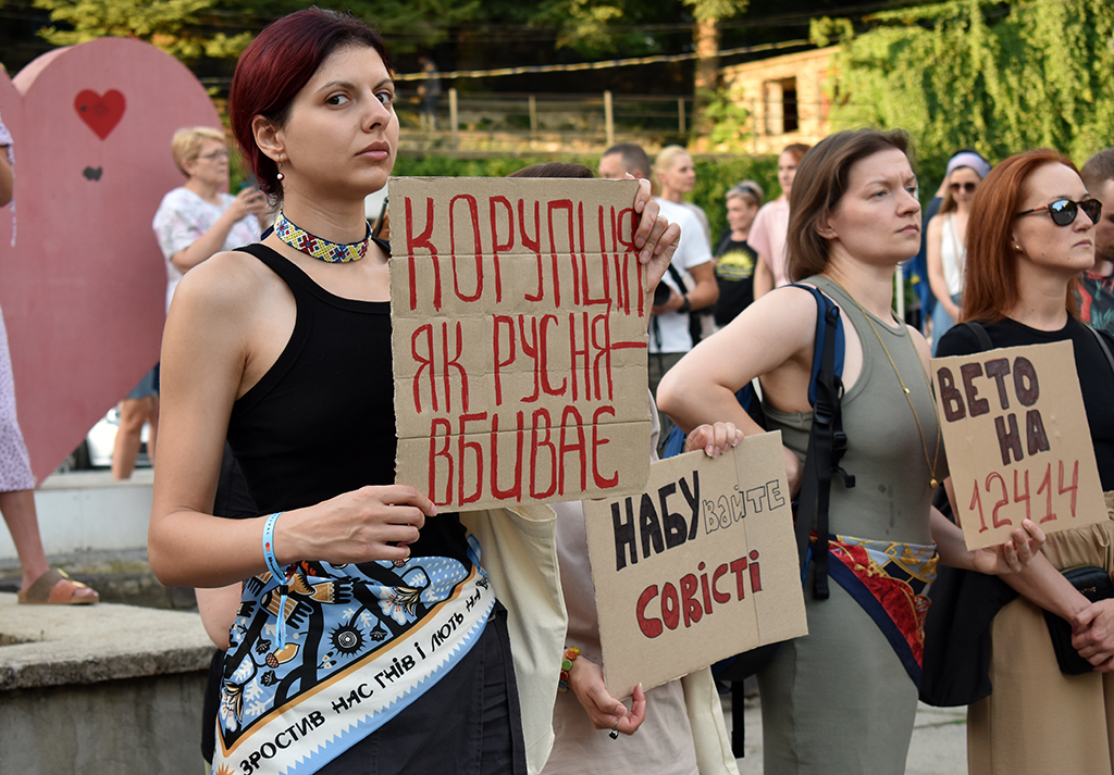 Ужгородці на мирному мітингу проти закону №12414