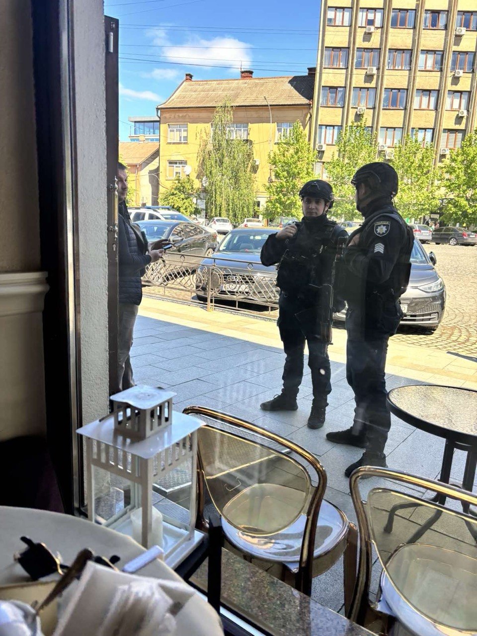 Правоохоронці біля закладу