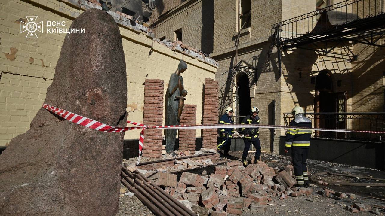 Наслідки російського обстрілу в Києві