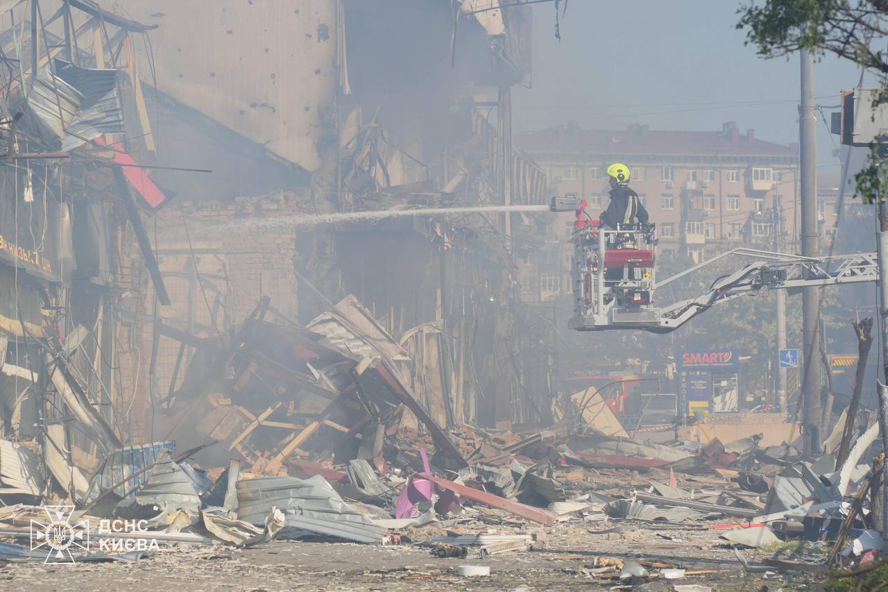 Наслідки російського обстрілу в Києві