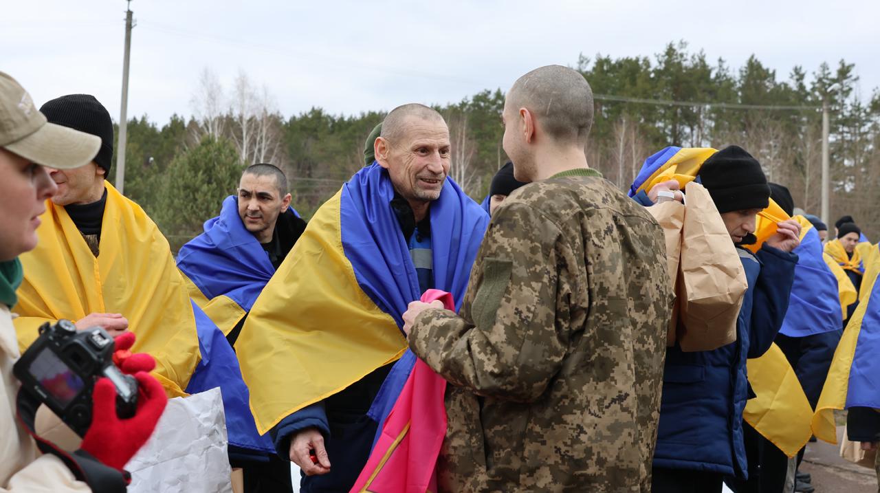 До України з російського полону повернули 200 захисників