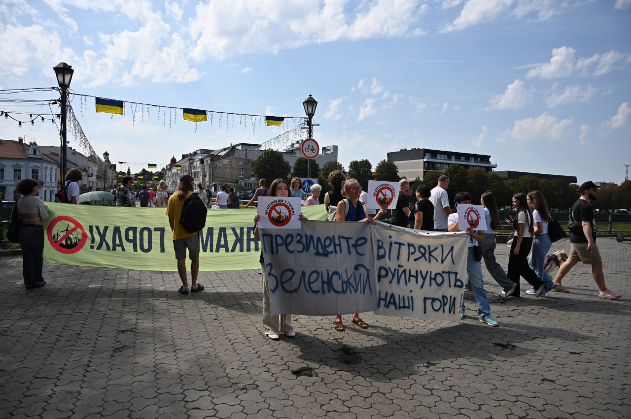 Мешканці Ужгорода закликають президента Зеленського зберегти Карпати