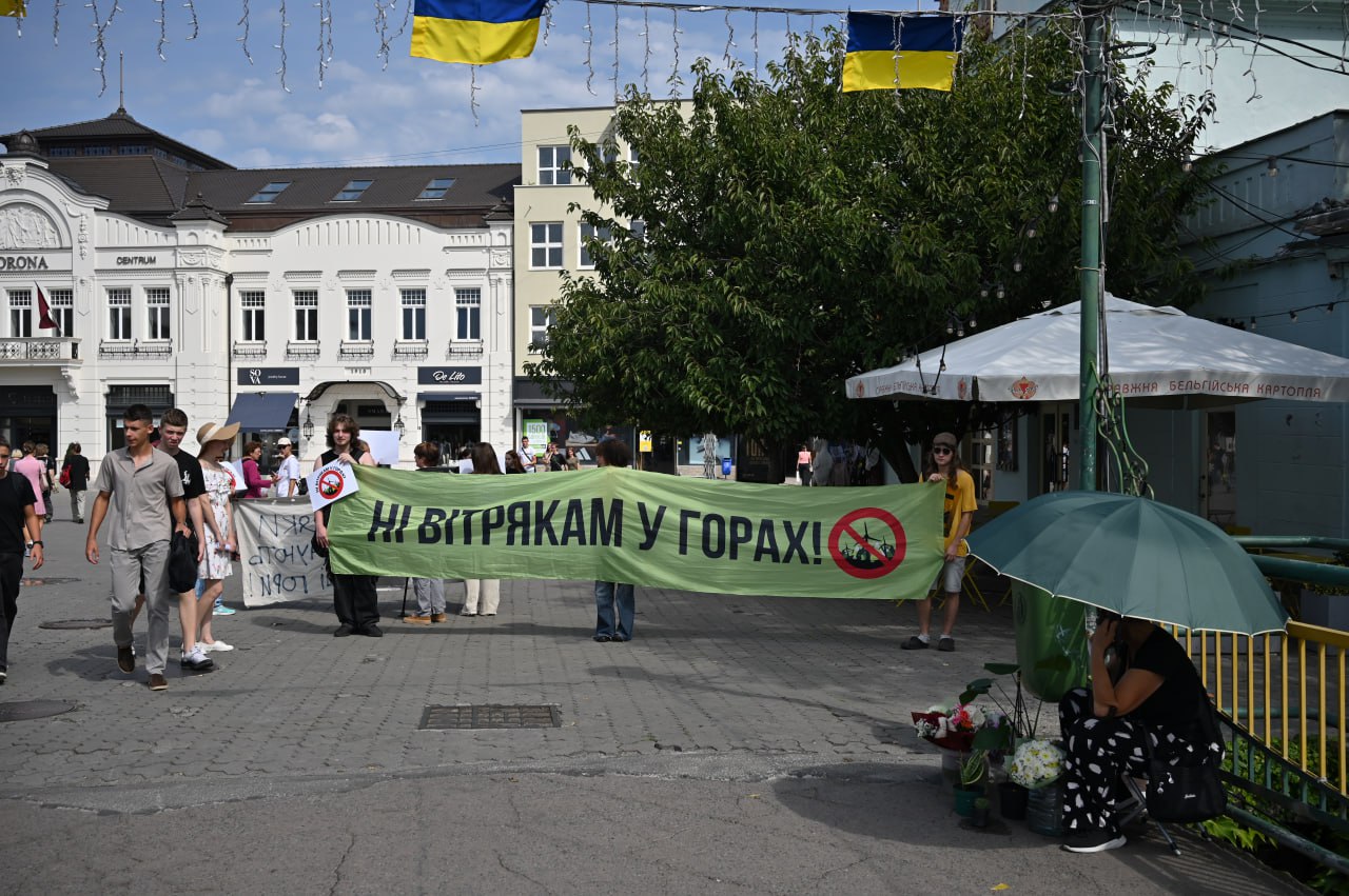 Мешканці Ужгорода закликають президента Зеленського зберегти Карпати, 5 вересня 2025 рік. Фото Ані Семенюк 