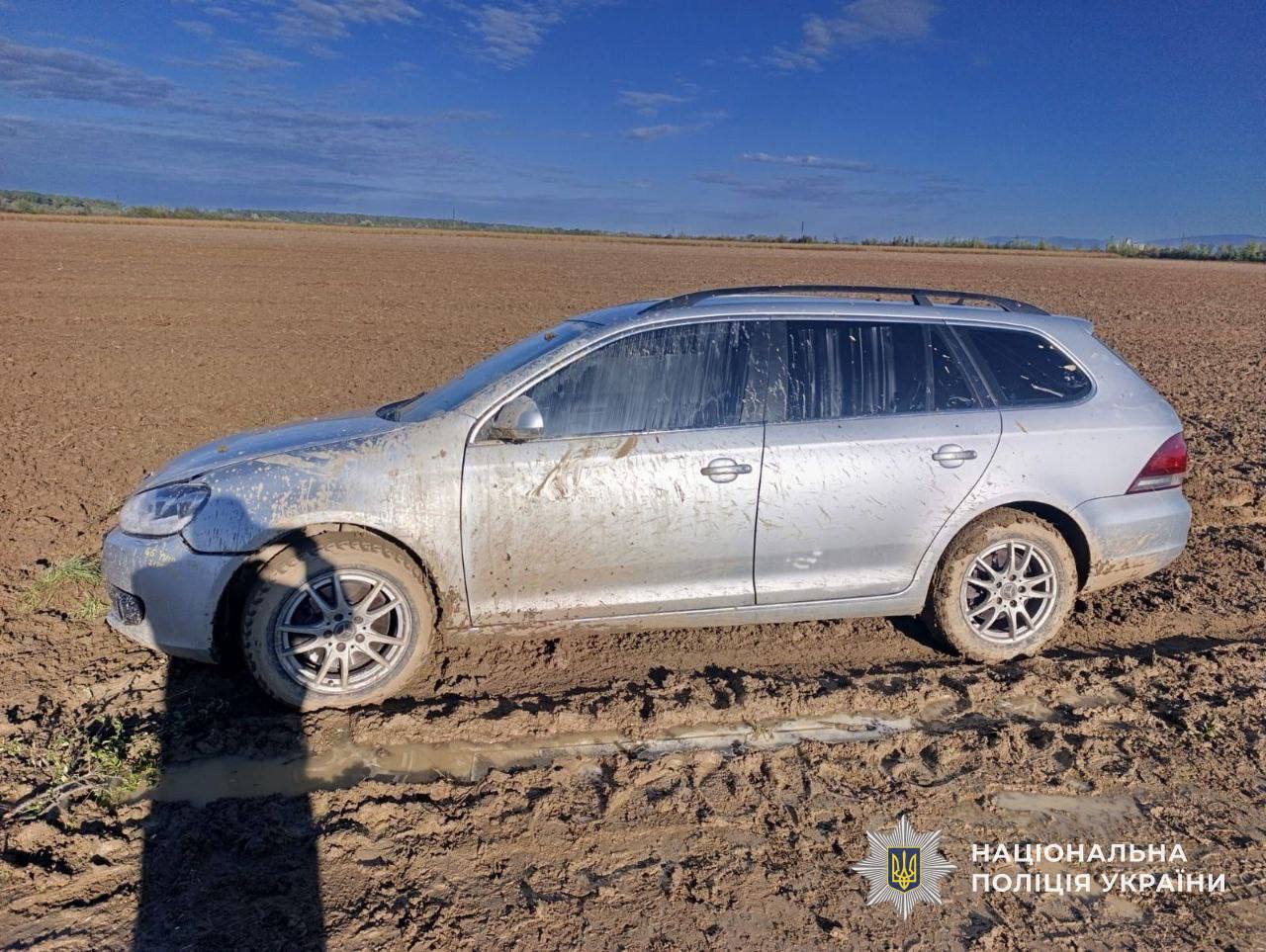 Авто підозрюваного у полі