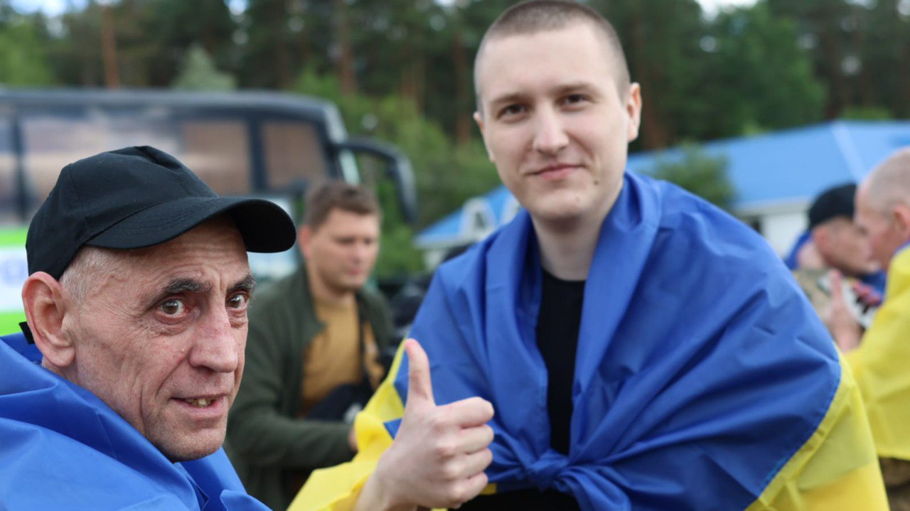 Звільнені з полону українські воїни