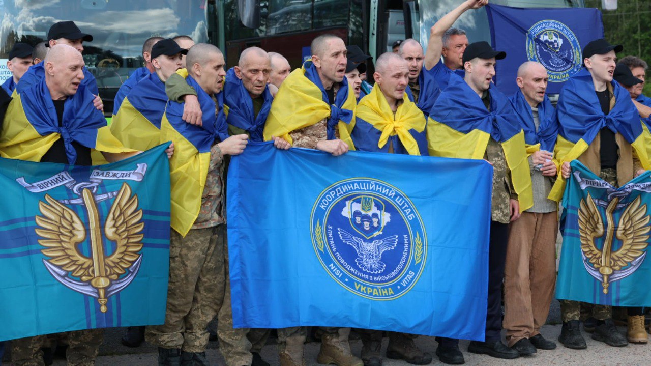 Звільнені з полону українські воїни