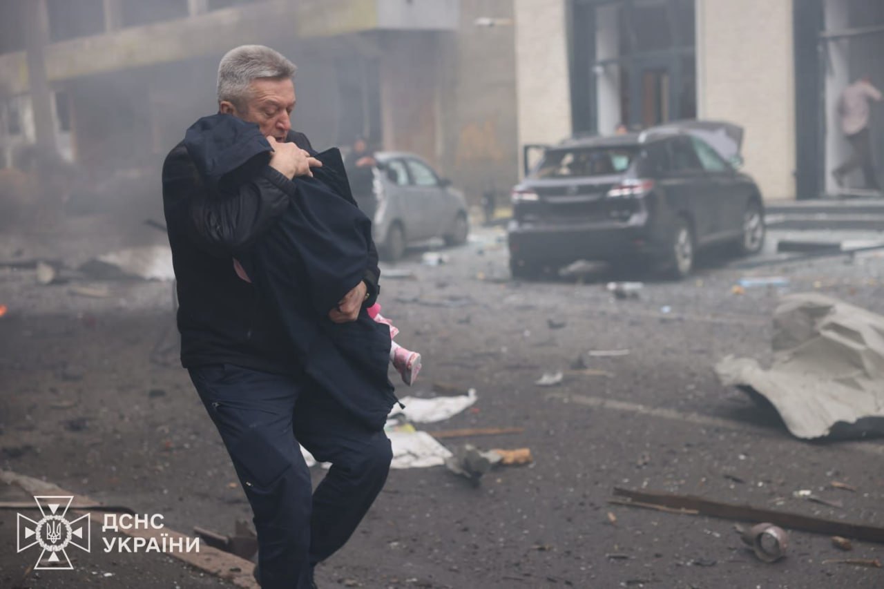 Діти з рятувальниками