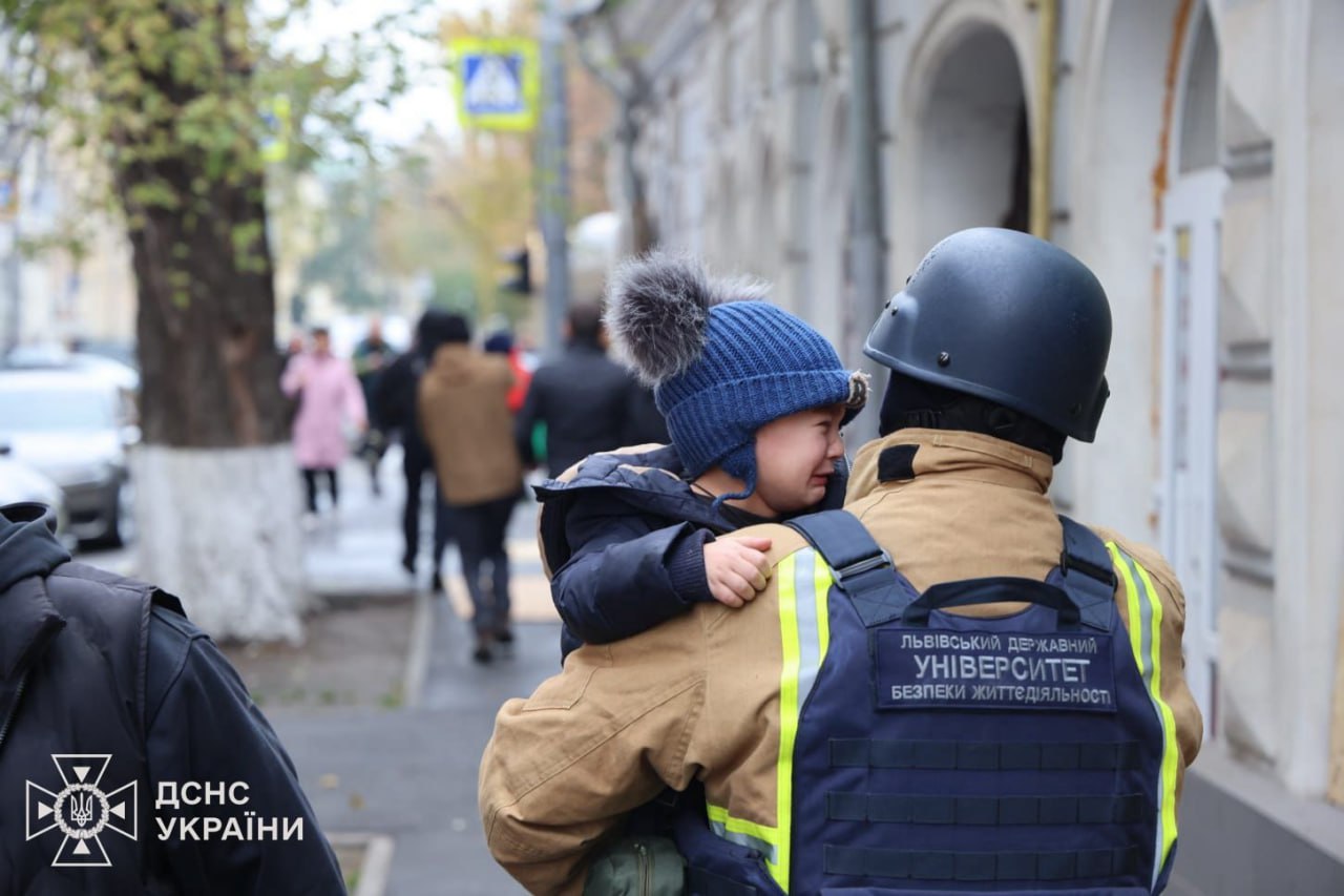 Діти з рятувальниками