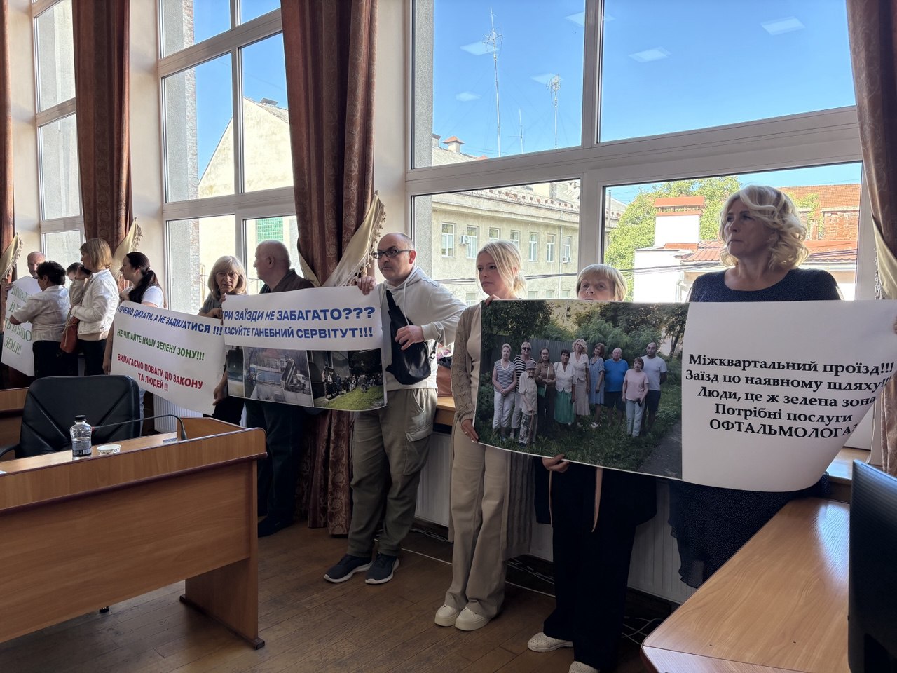 Мешканці будинку на сесії в Ужгороді
