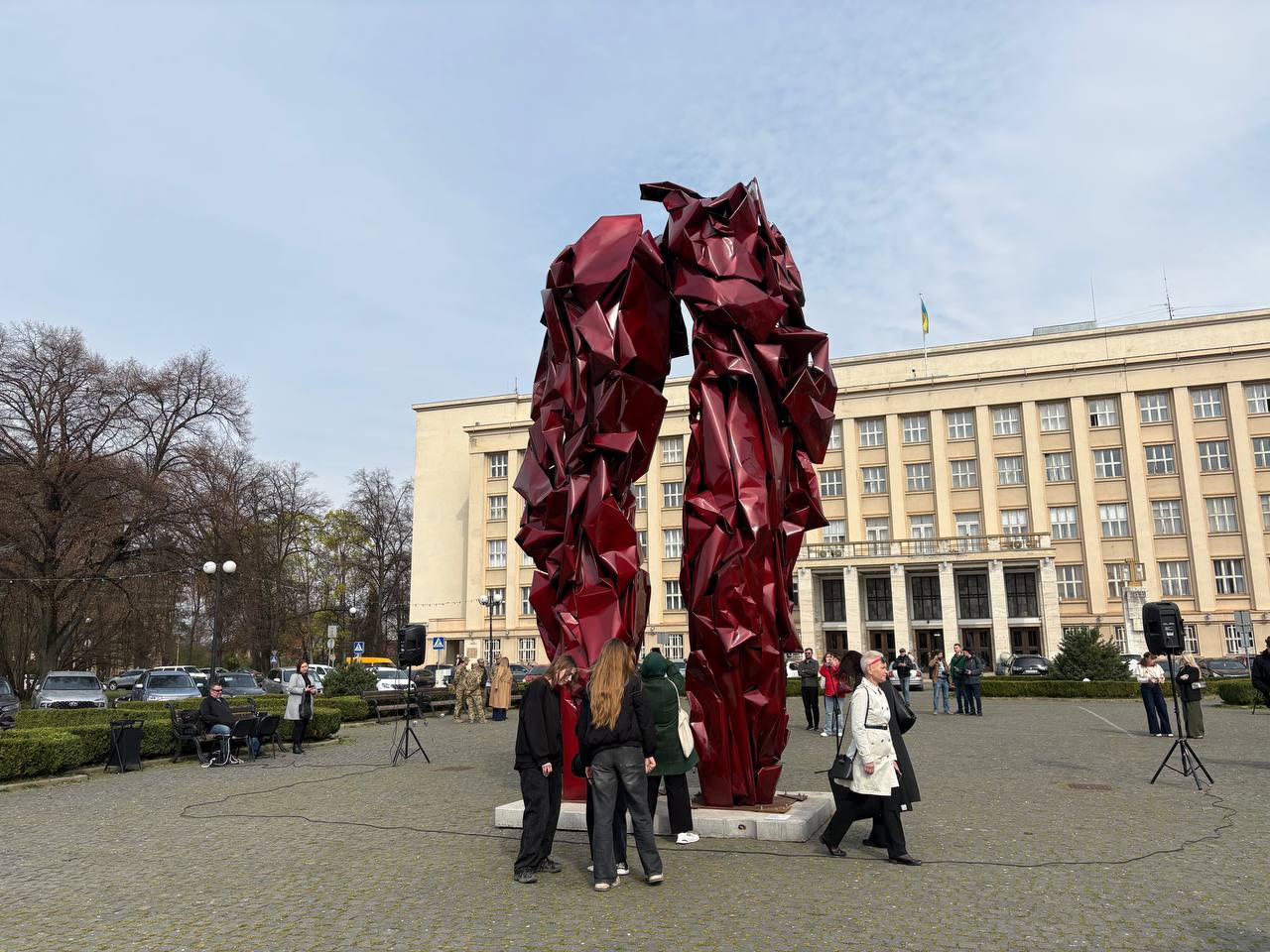 Інсталяція "Реконструкція подій" на площі Народній в Ужгороді