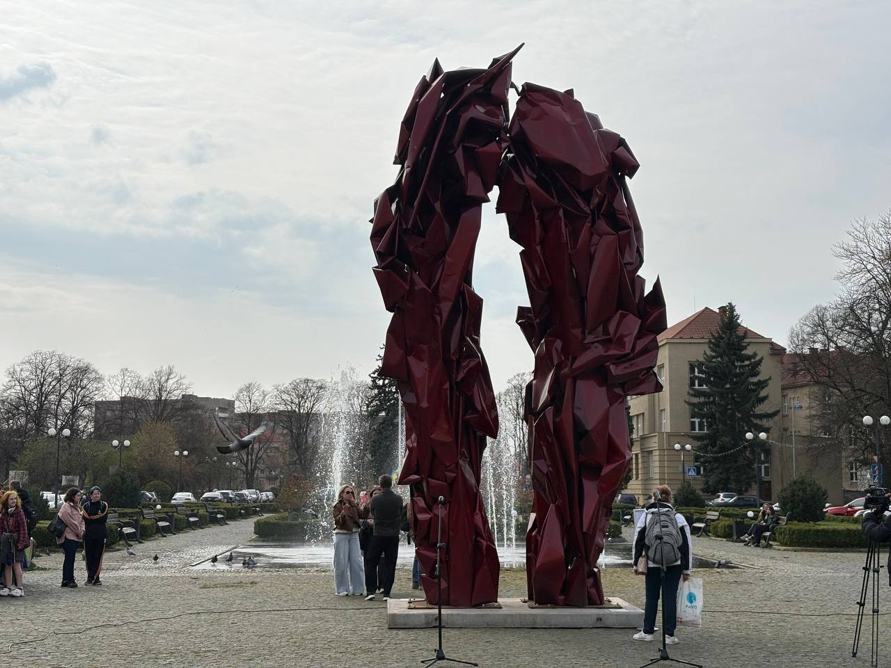 Інсталяція "Реконструкція подій" на площі Народній в Ужгороді