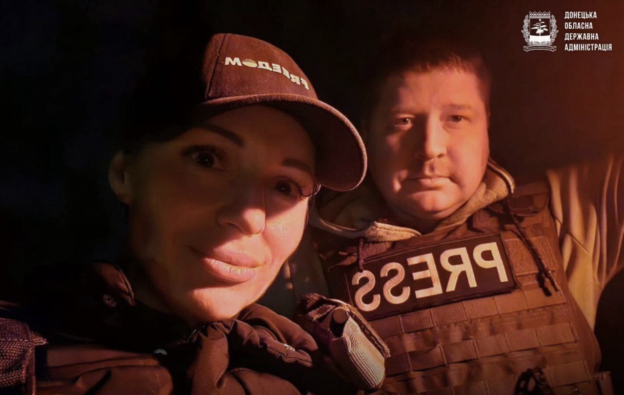 журналістка телеканалу «Freedom» Олена Губанова та оператор Євген Кармазін