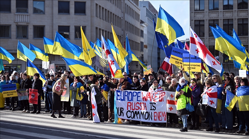 Протестувальники в Брюсселі мітингують на знак солідарності з Україною у 3-тю річницю російсько-української війни