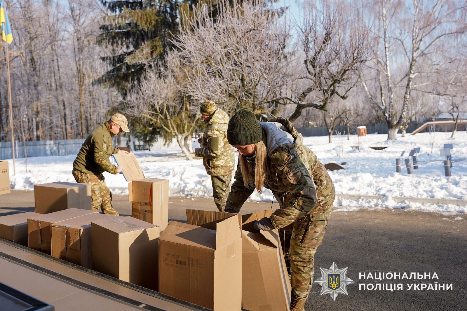 Кінологи облаштовують саморобні будки для песиків