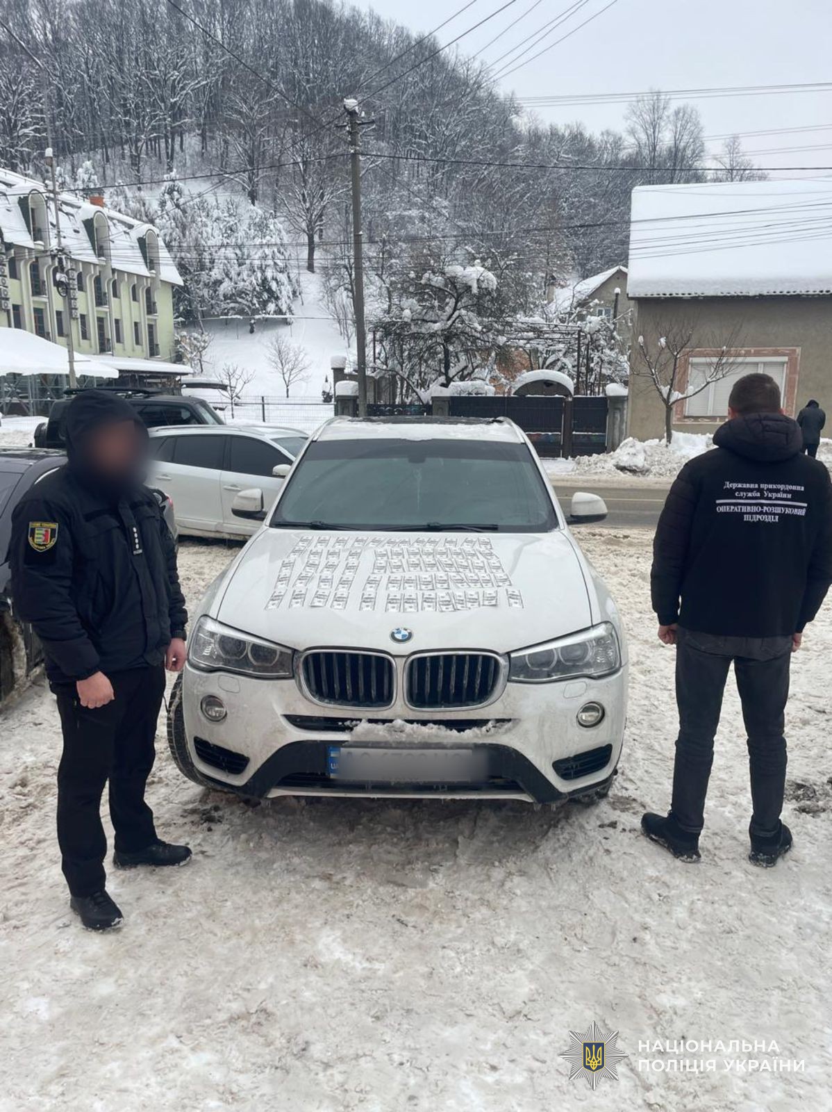 Вилучені гроші та машина