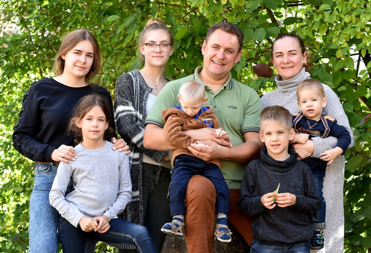 Віолетта Ладченко з чоловіком та дітьми