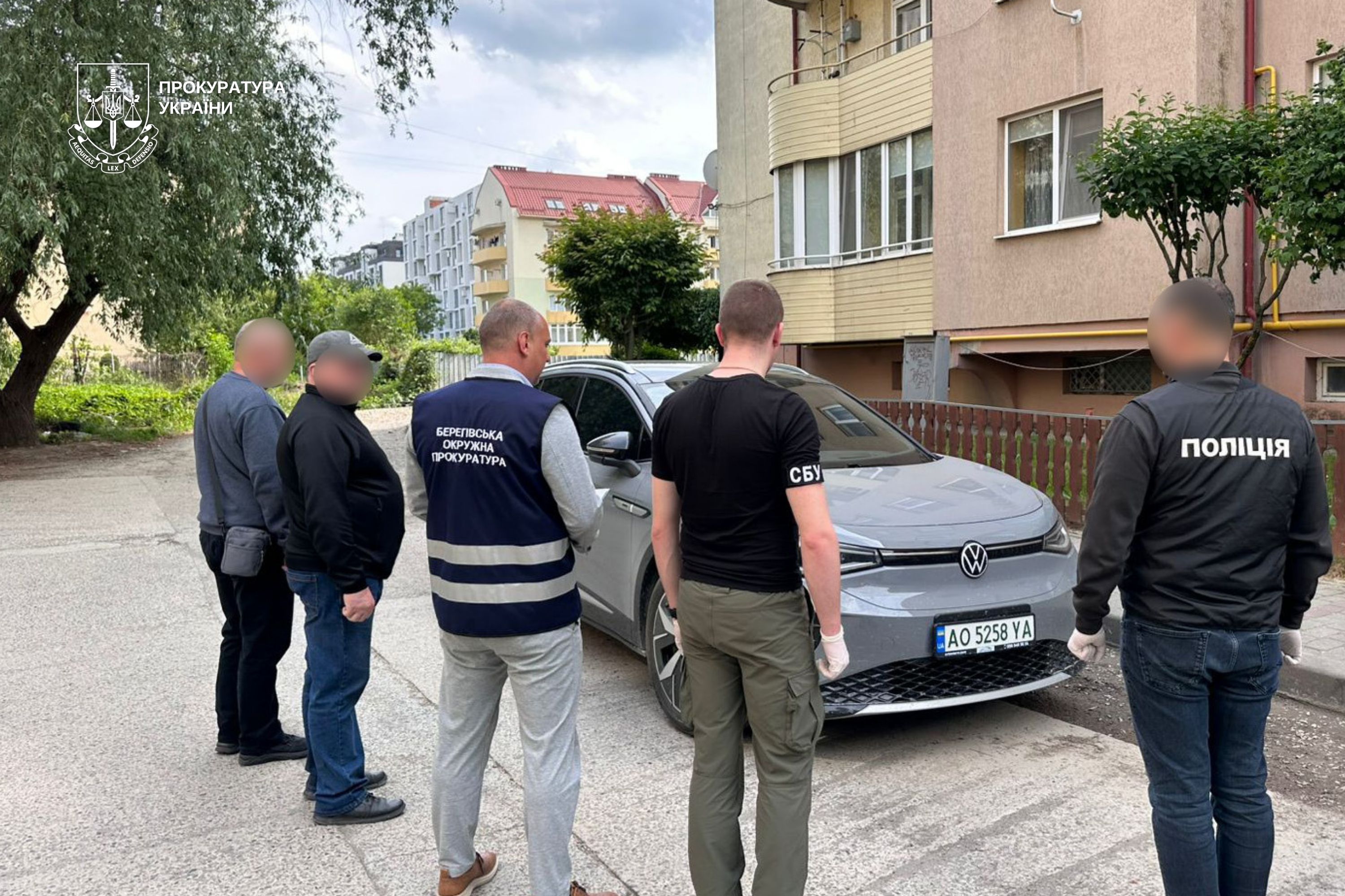 Підозрюваний з правоохоронцями