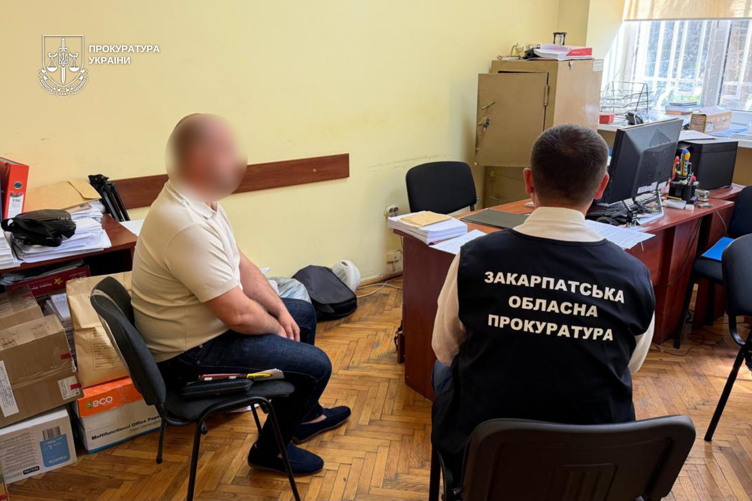 Підозрюваний з правоохоронцями