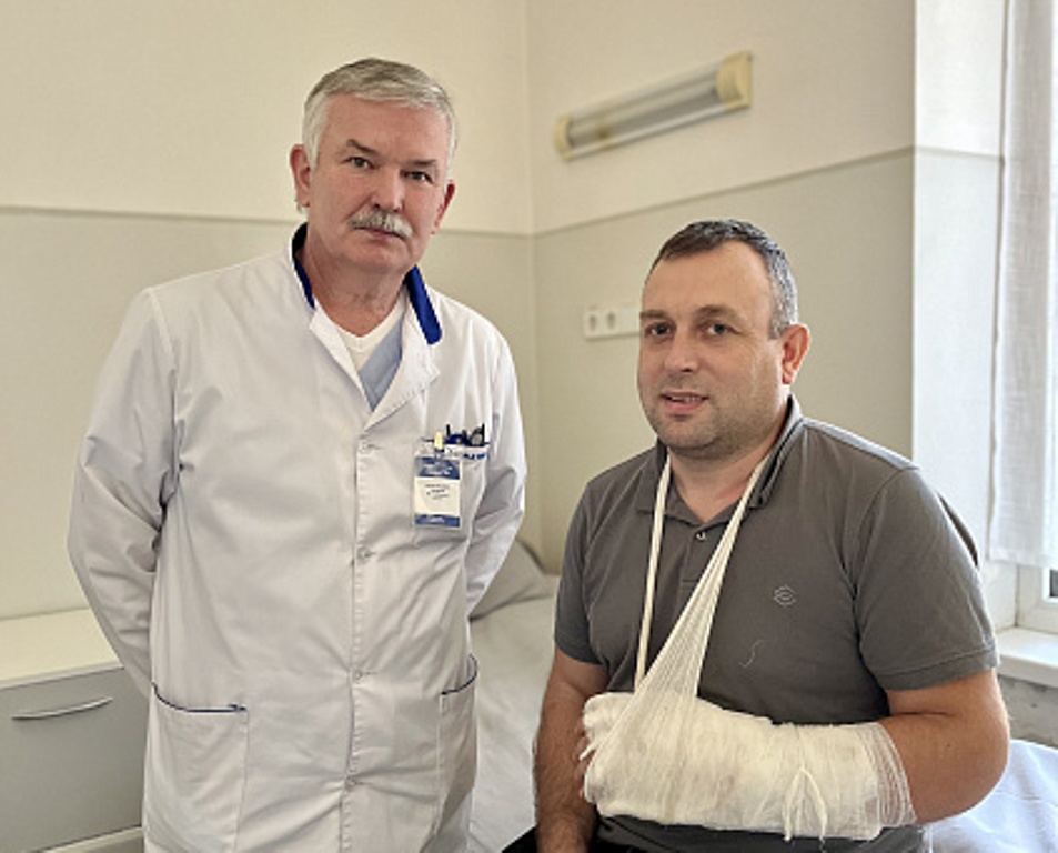 Лікар Андрій Погоріляк із пацієнтом, якому врятували руку