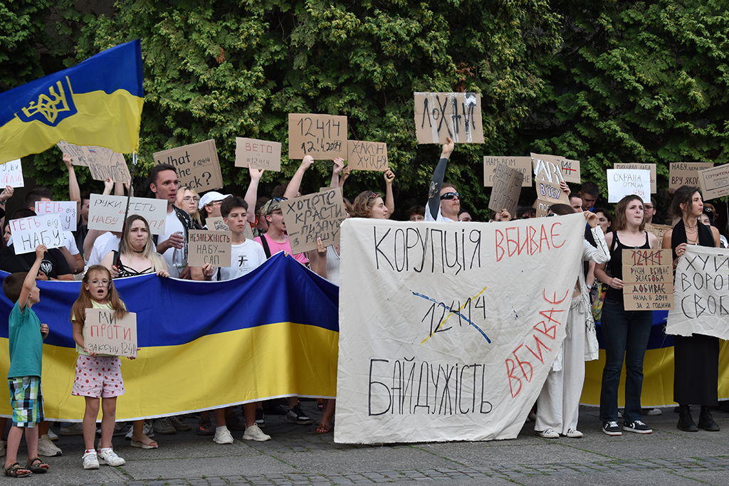 Ужгородці на мирному мітингу проти закону №12414 23 липня