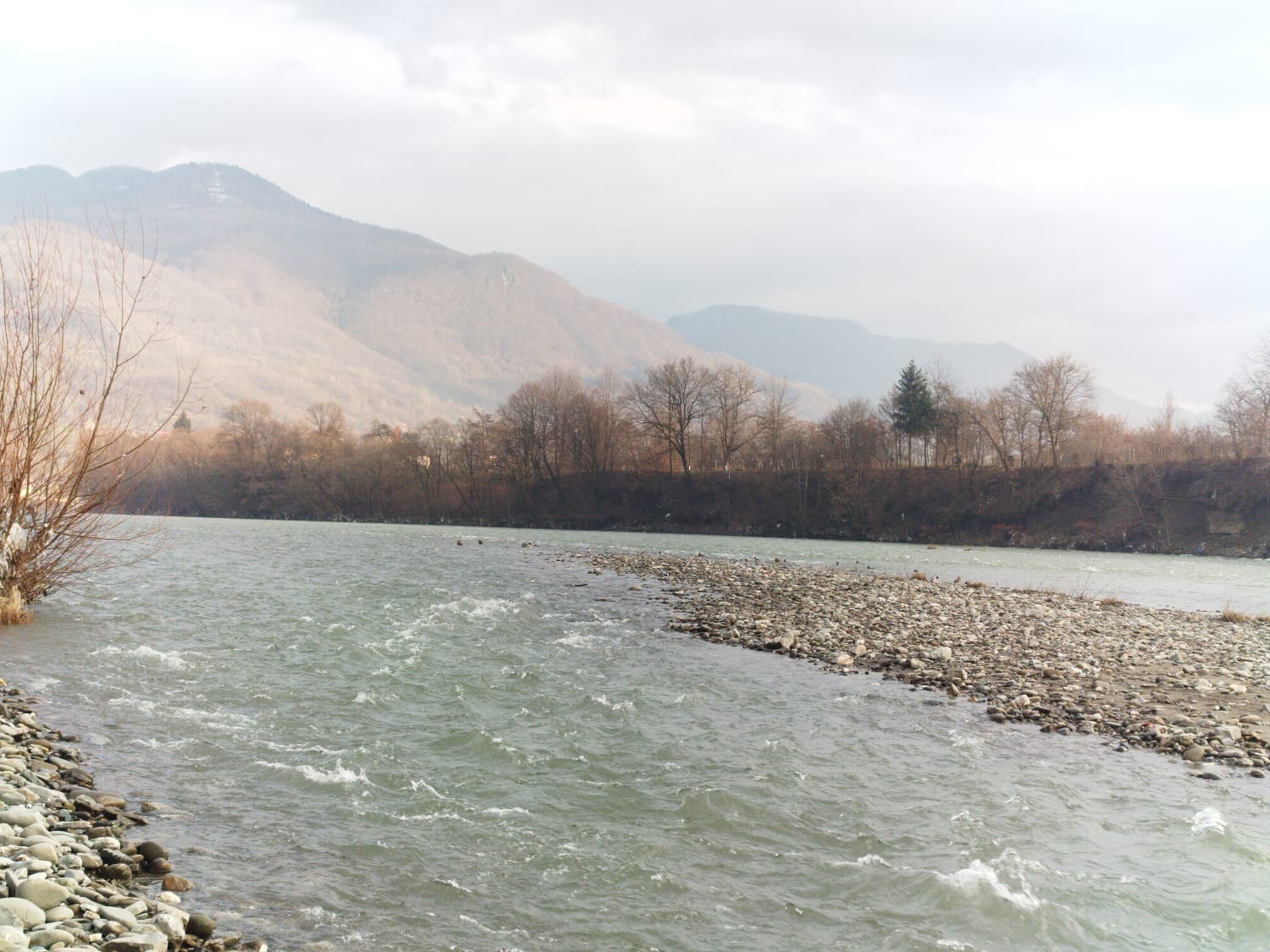 Річка Тиса, по якій проходить румунсько-український кордон