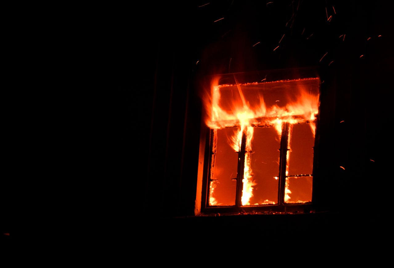 У Мукачеві врятували чоловіка, який застряг у квартирі під час пожежі