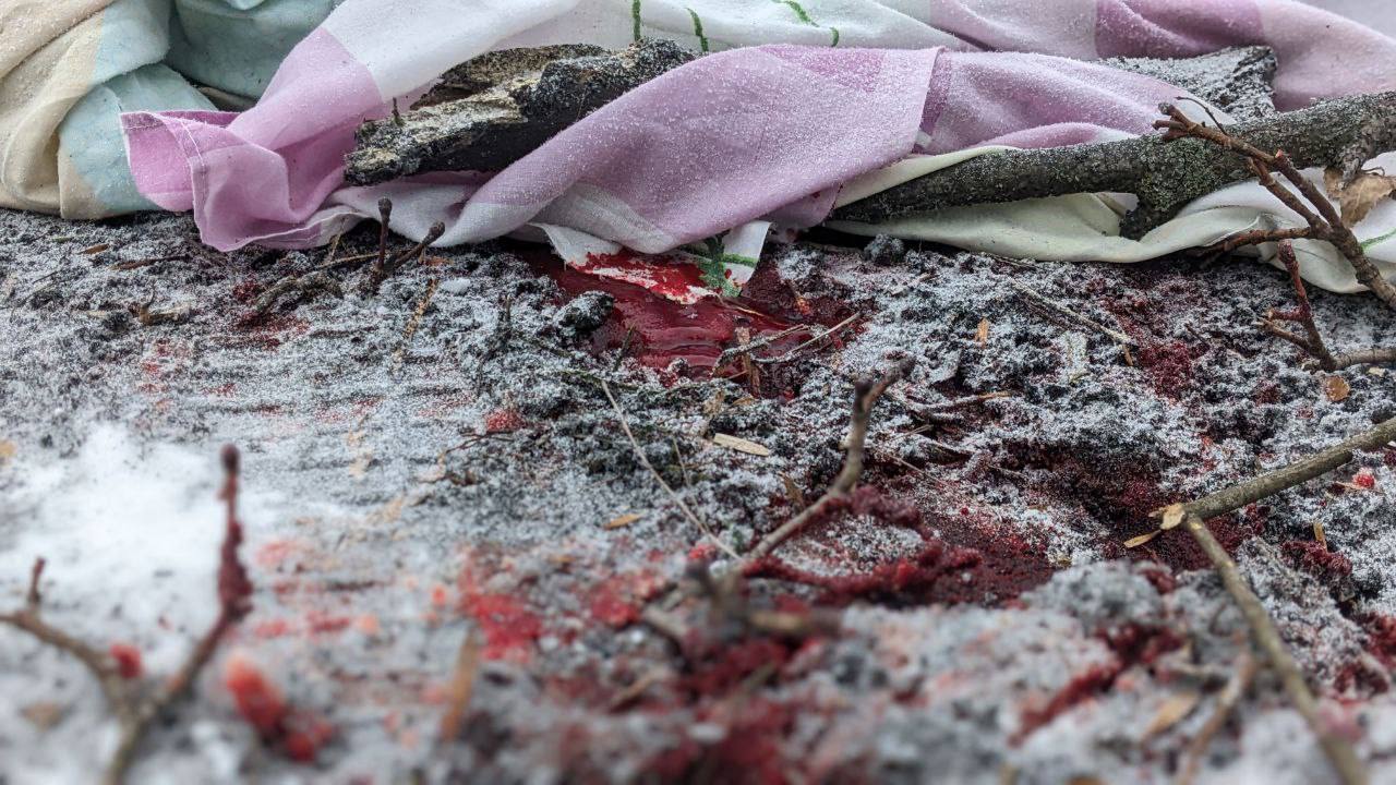 Наслідки атаки росіян по Харкову, кров на землі