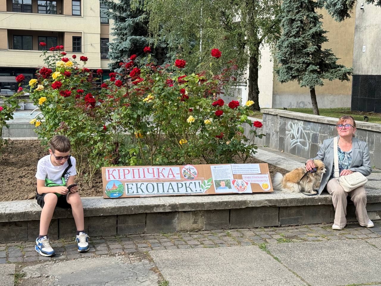 Ужгородці з плакатами біля будівлі міської ради