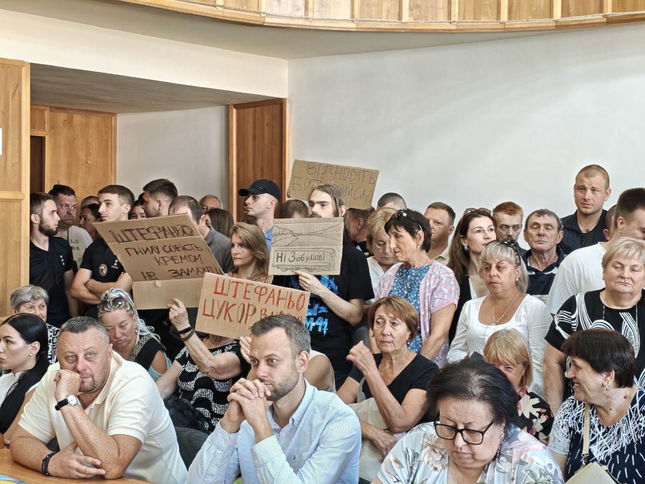 Ужгородці на сесії міськради, 25 серпня