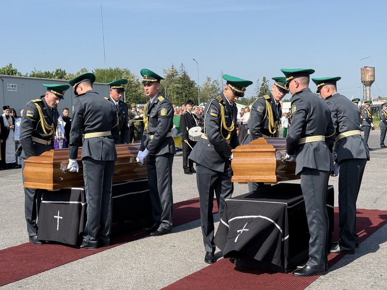 Домовини Андрія Мельника та Софії Федак-Мельник