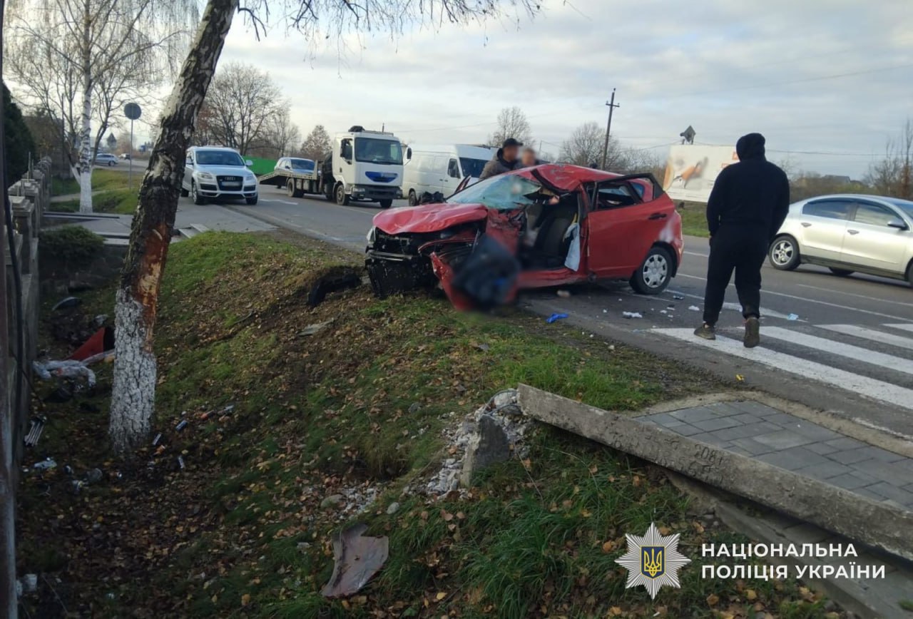Місце ДТП у селі Бедевля, потрощене авто